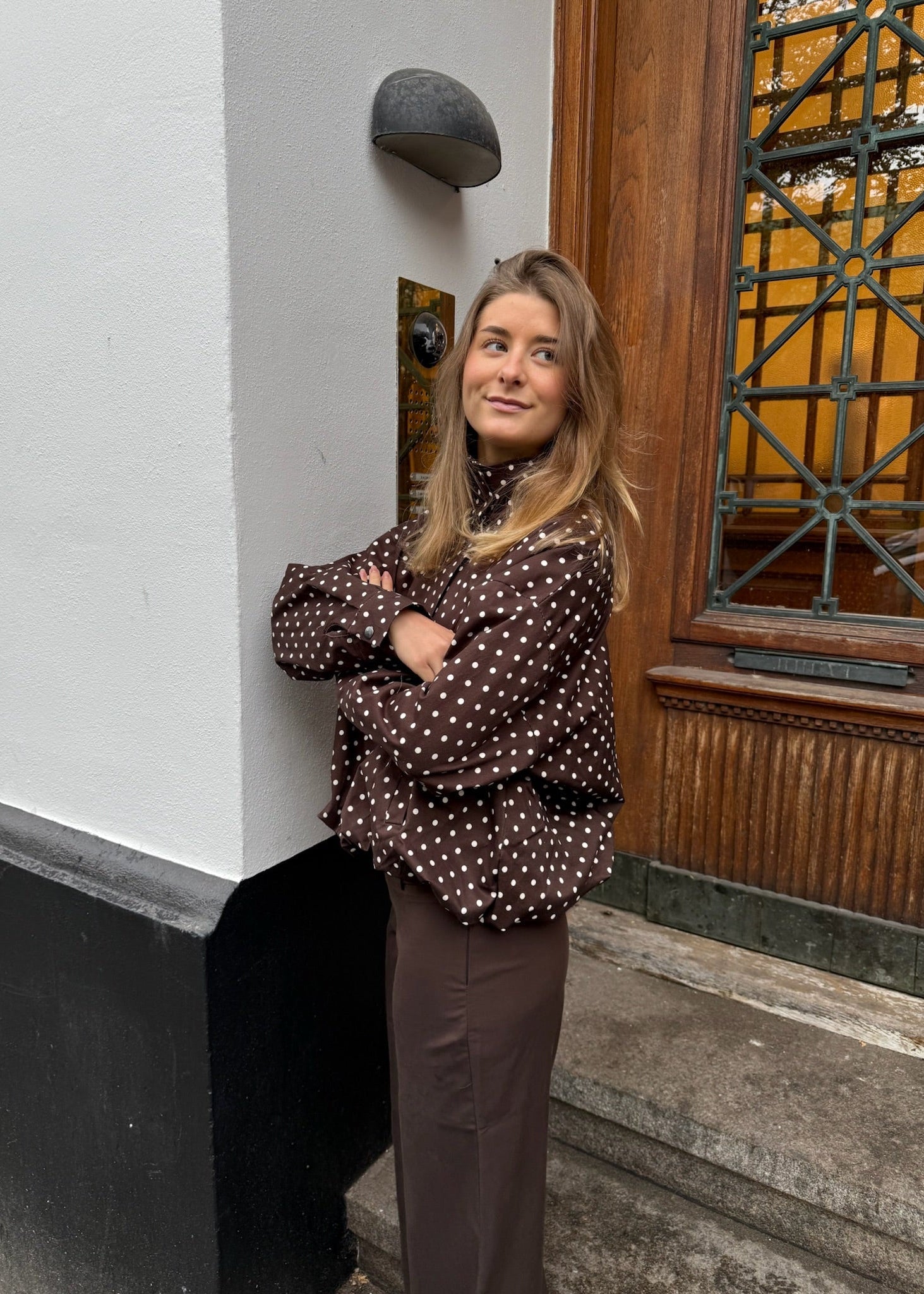 Amara Jakke med Polkaprikker - Brun/Hvid - ByStenholt.dk