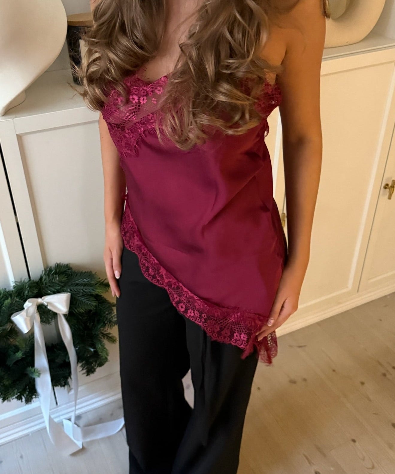 Asymmetrisk Satin Top - Bordeaux - ByStenholt.dk