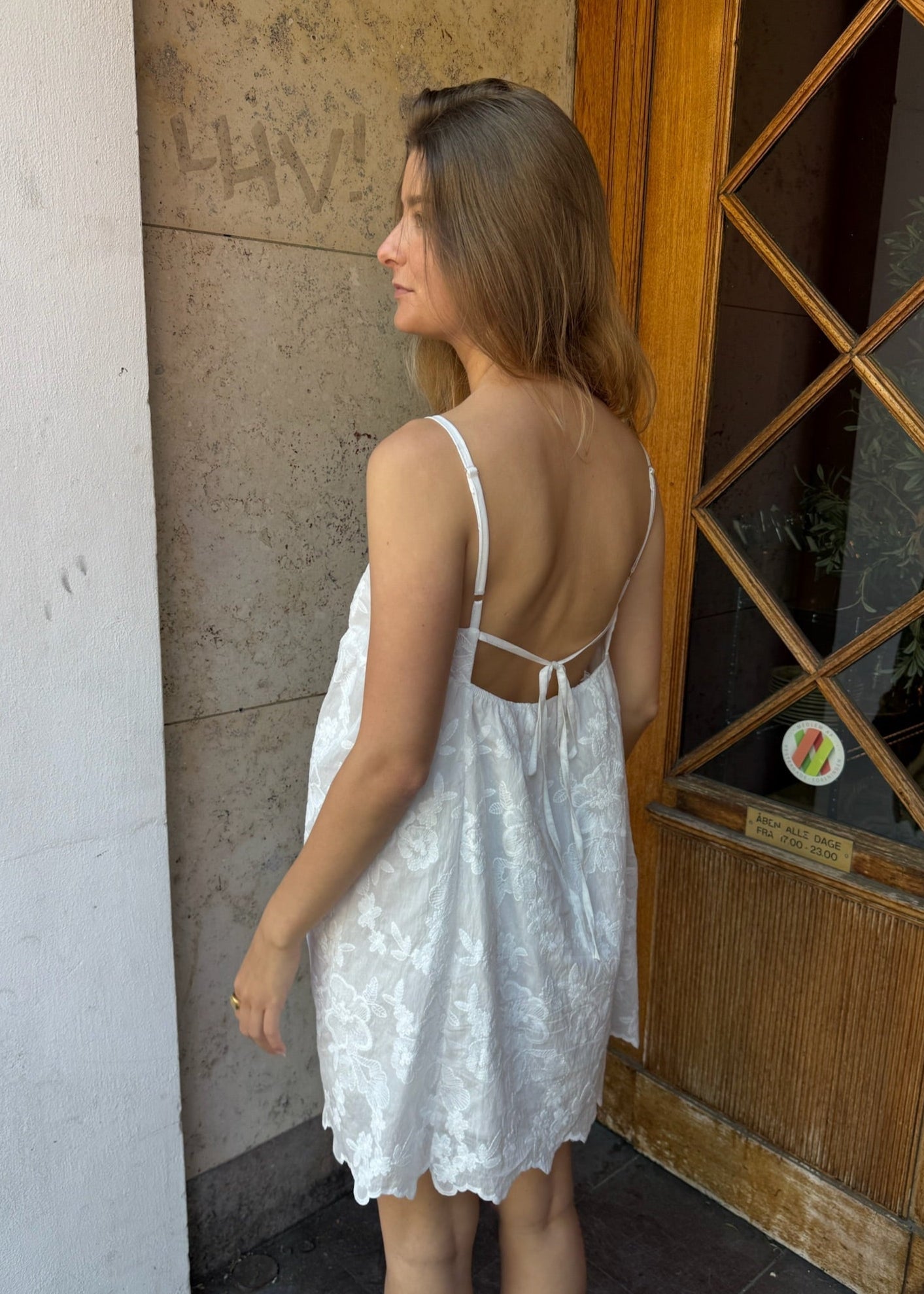 Broderet Ava Kjole med Åben Ryg - Hvid - ByStenholt.dk
