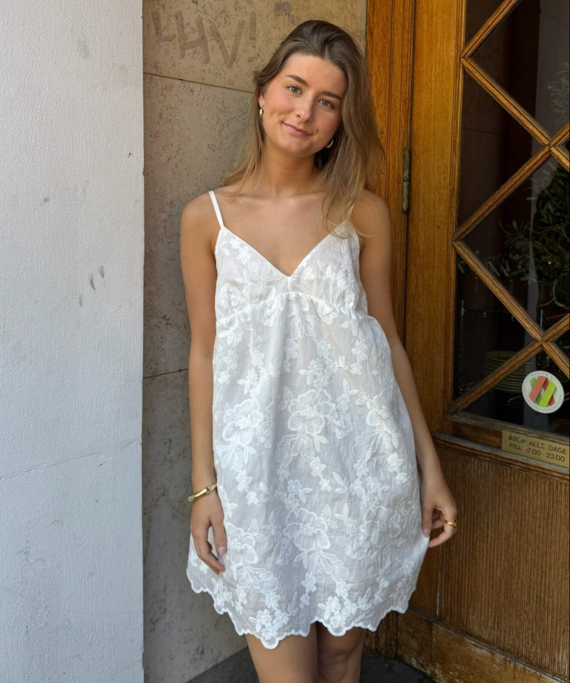 Broderet Ava Kjole med Åben Ryg - Hvid - ByStenholt.dk