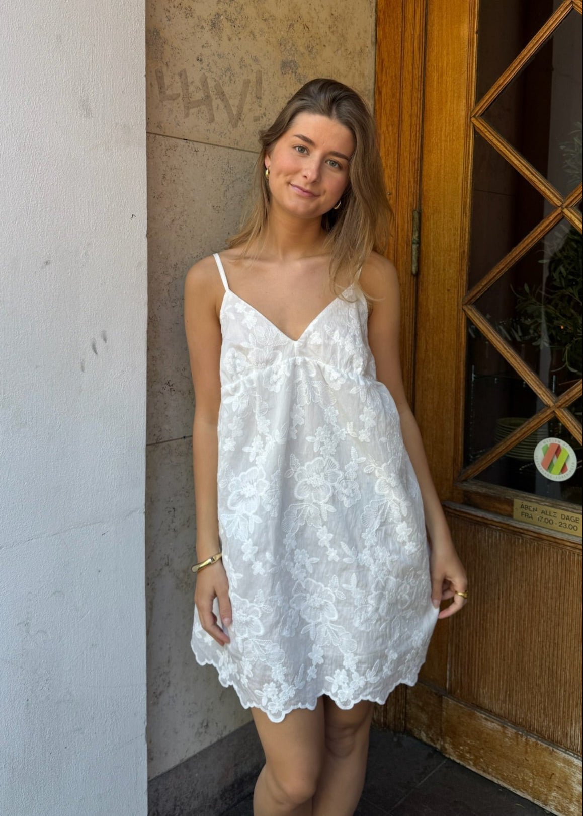 Broderet Ava Kjole med Åben Ryg - Hvid - ByStenholt.dk