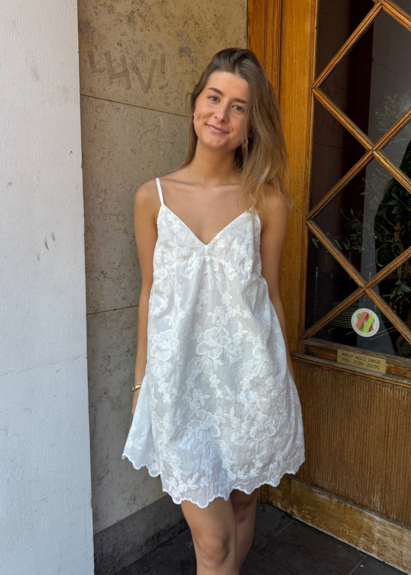 Broderet Ava Kjole med Åben Ryg - Hvid - ByStenholt.dk