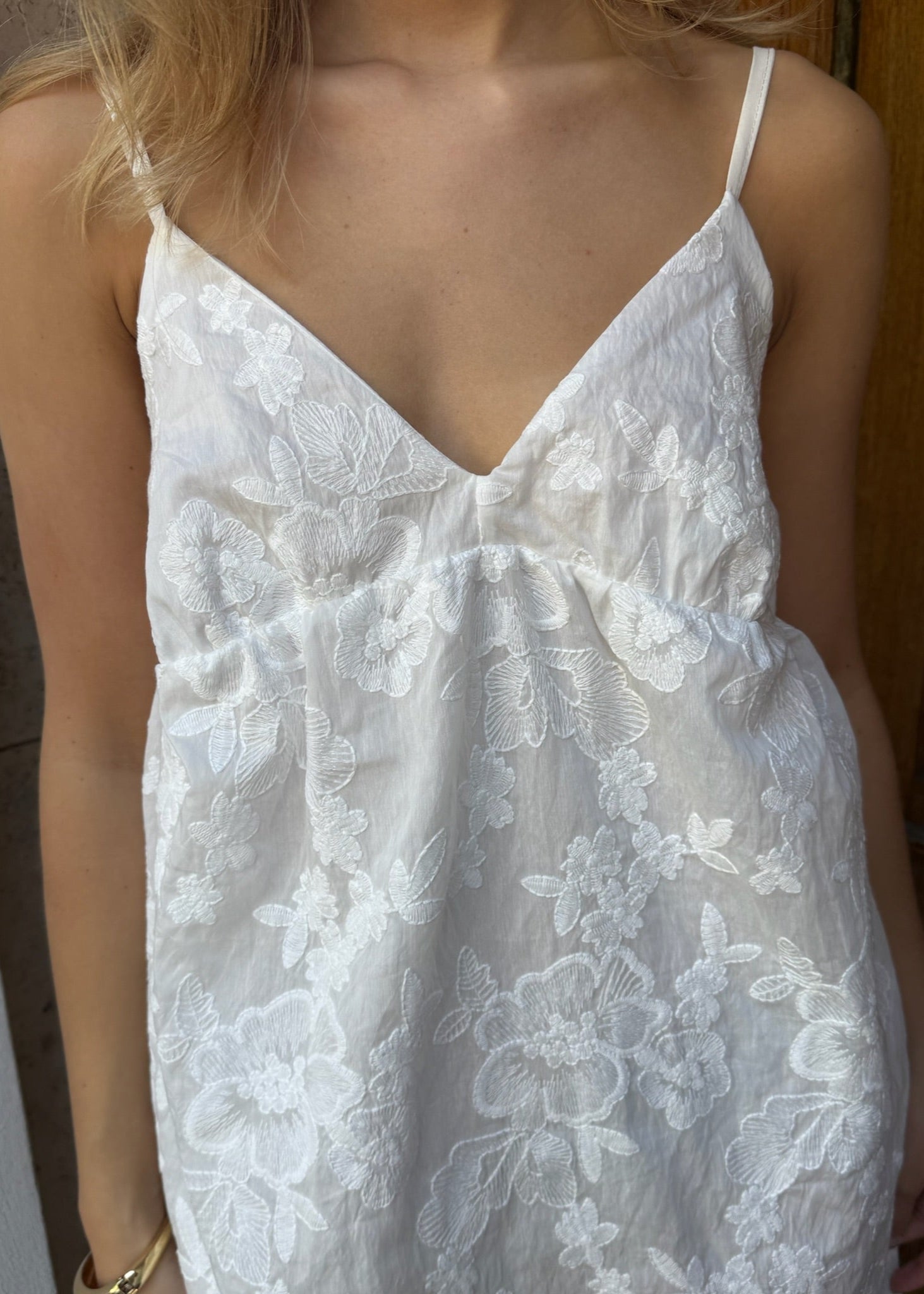 Broderet Ava Kjole med Åben Ryg - Hvid - ByStenholt.dk