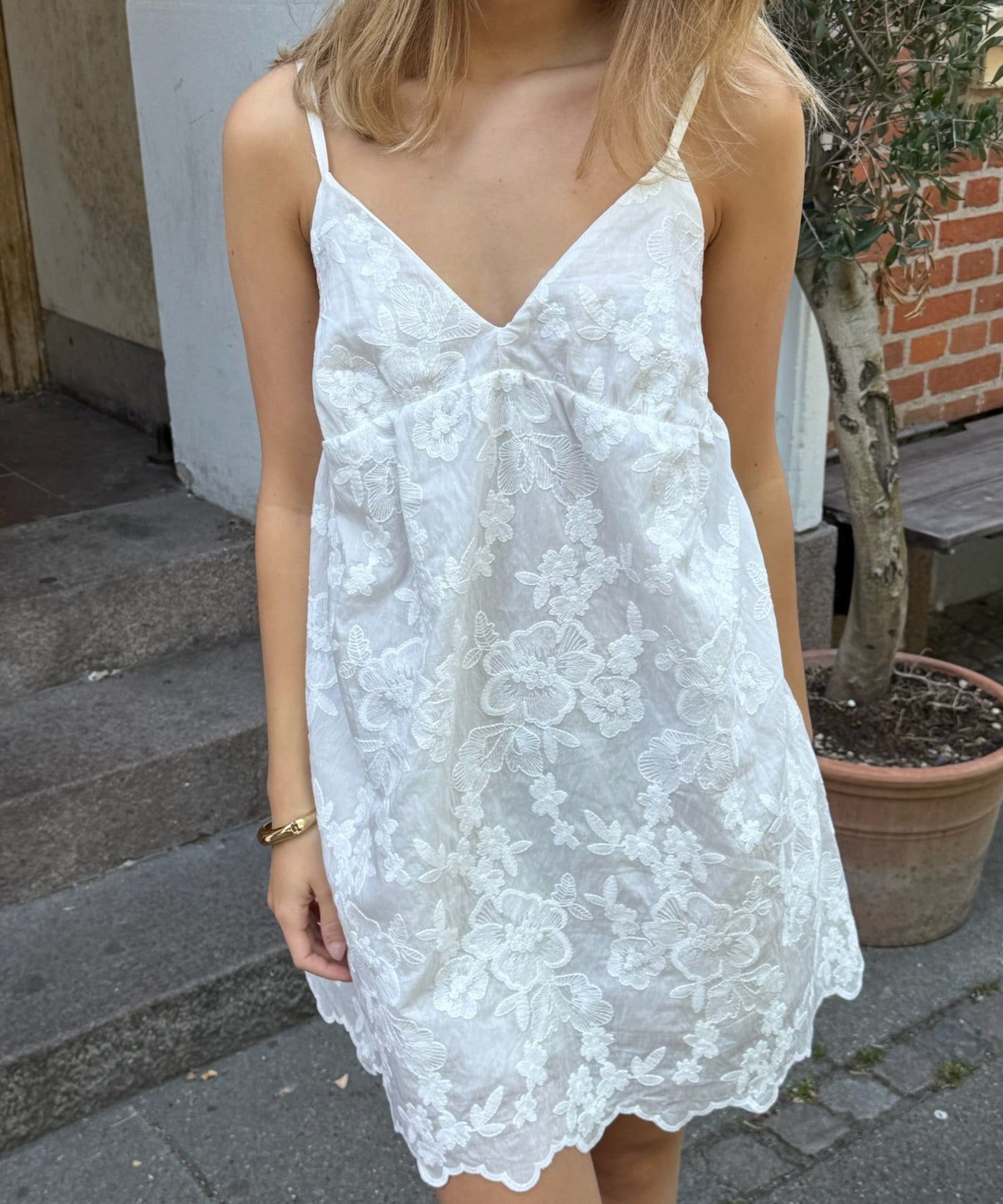 Broderet Ava Kjole med Åben Ryg - Hvid - ByStenholt.dk