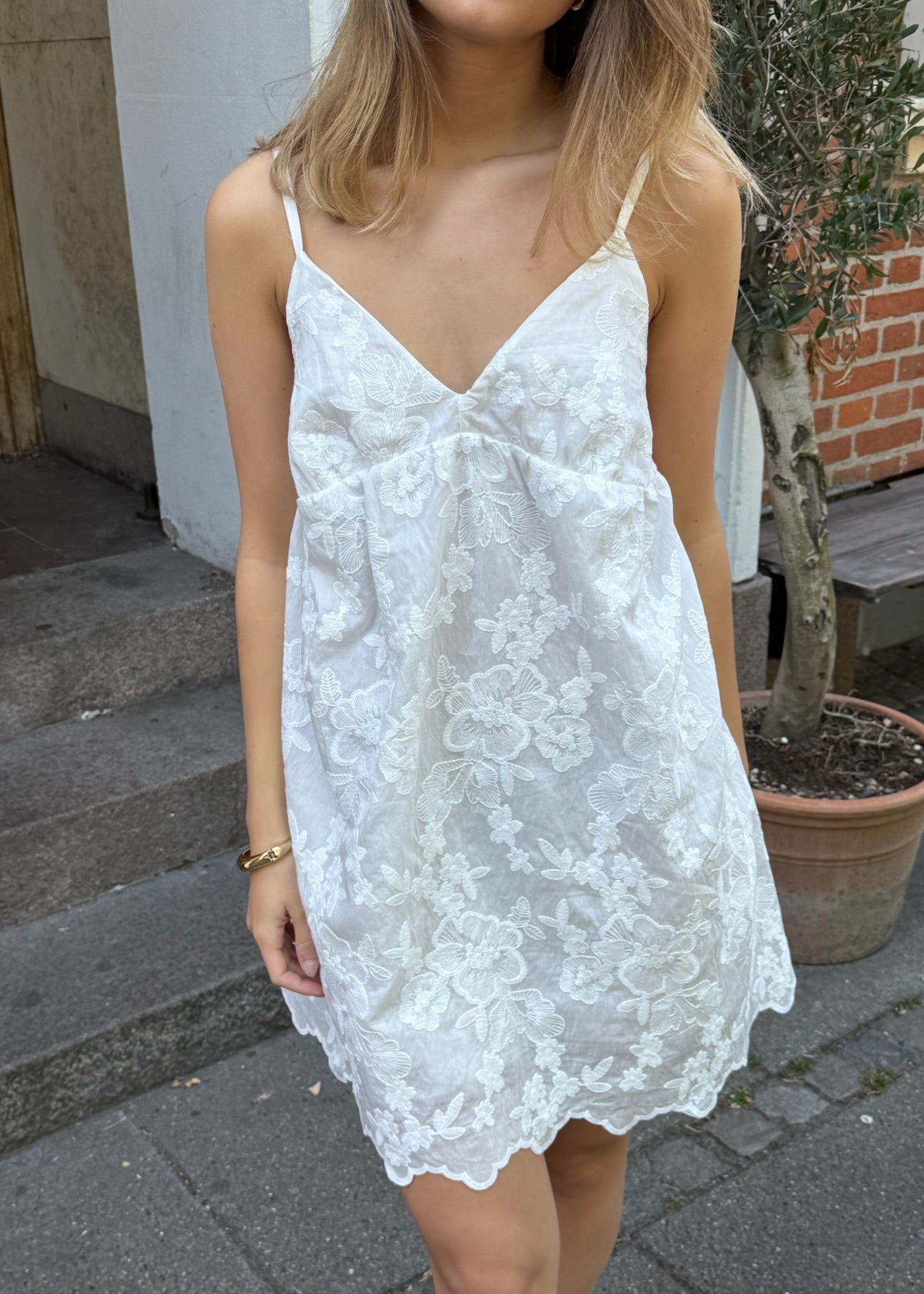 Broderet Ava Kjole med Åben Ryg - Hvid - ByStenholt.dk