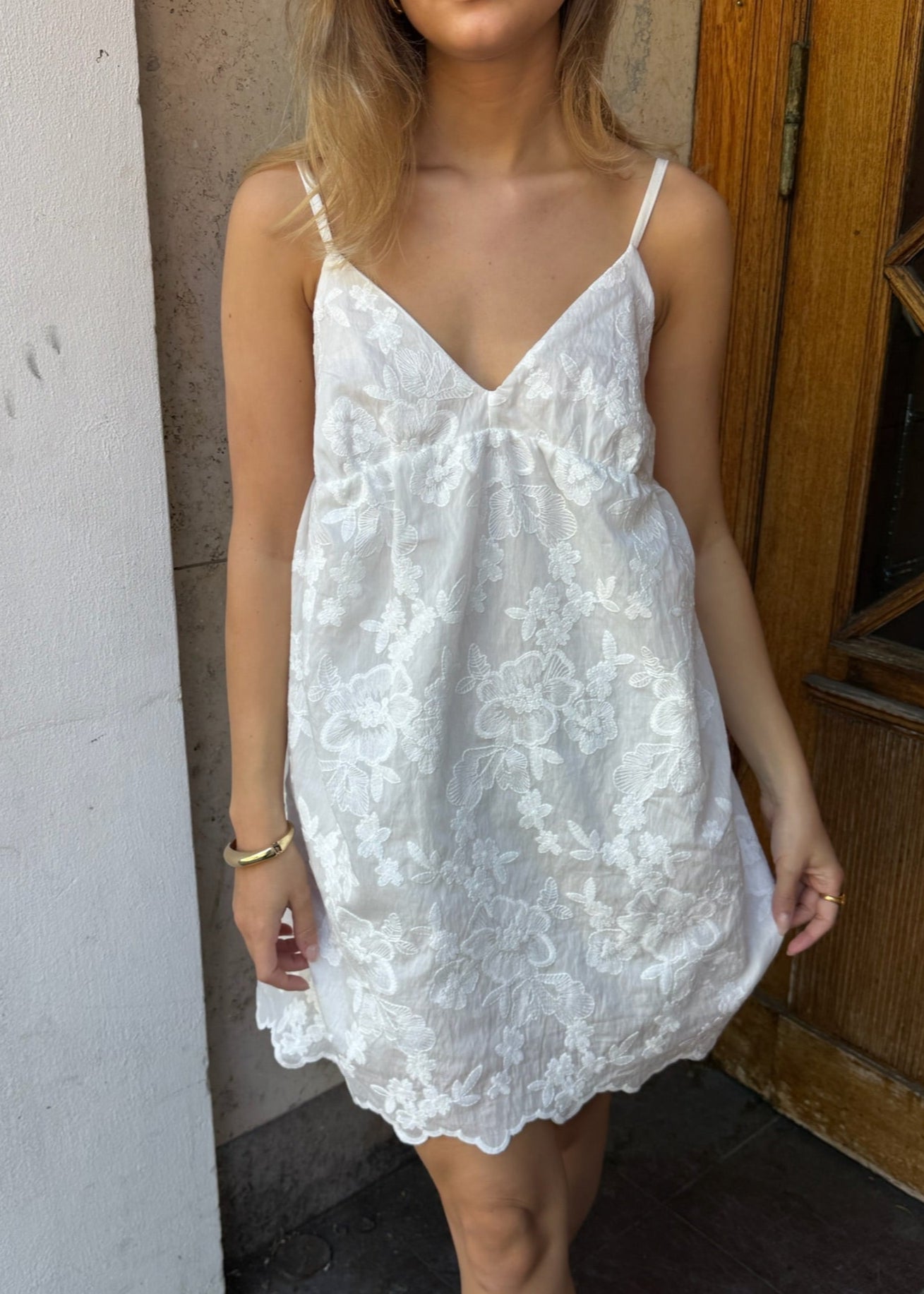 Broderet Ava Kjole med Åben Ryg - Hvid - ByStenholt.dk