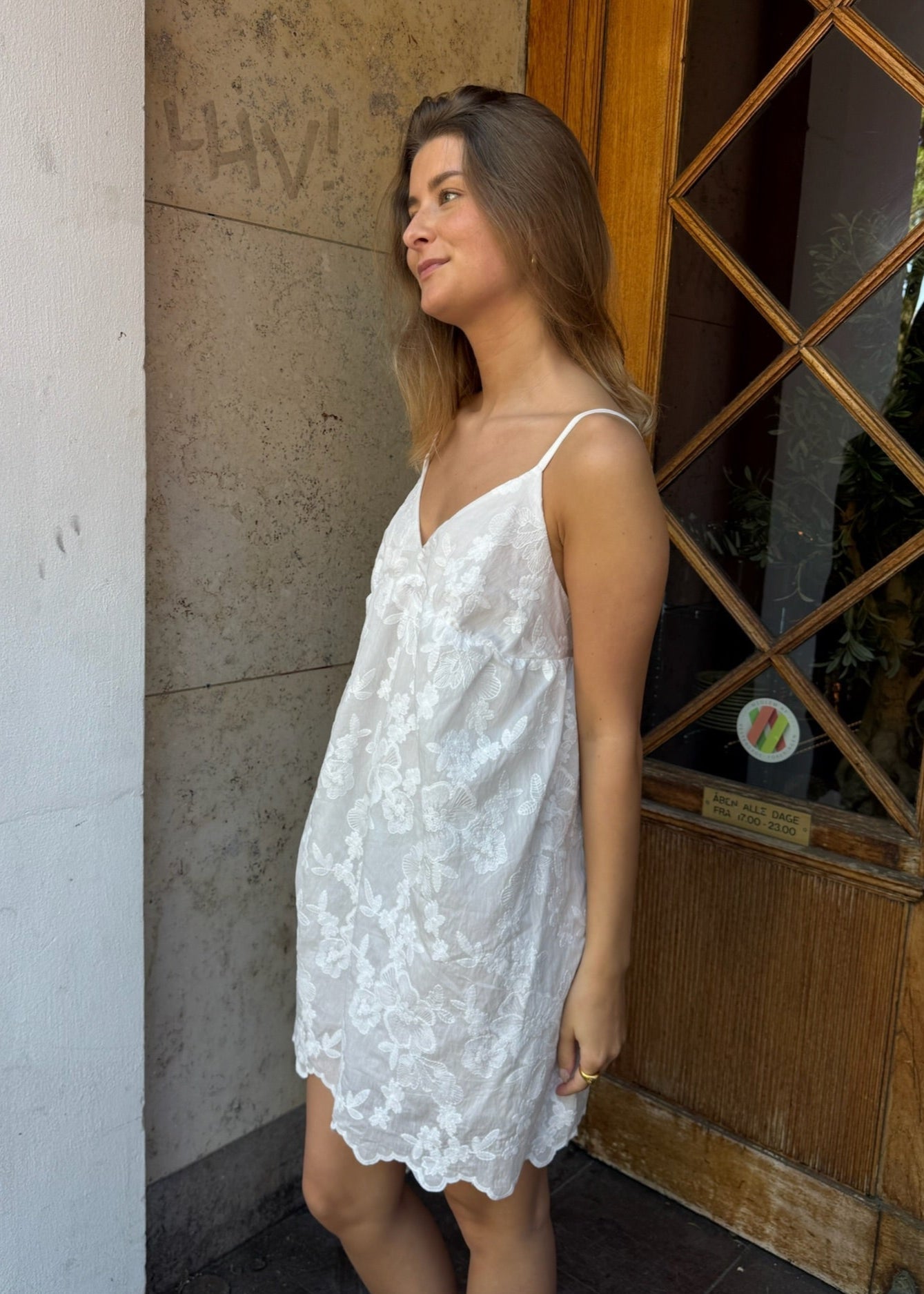 Broderet Ava Kjole med Åben Ryg - Hvid - ByStenholt.dk