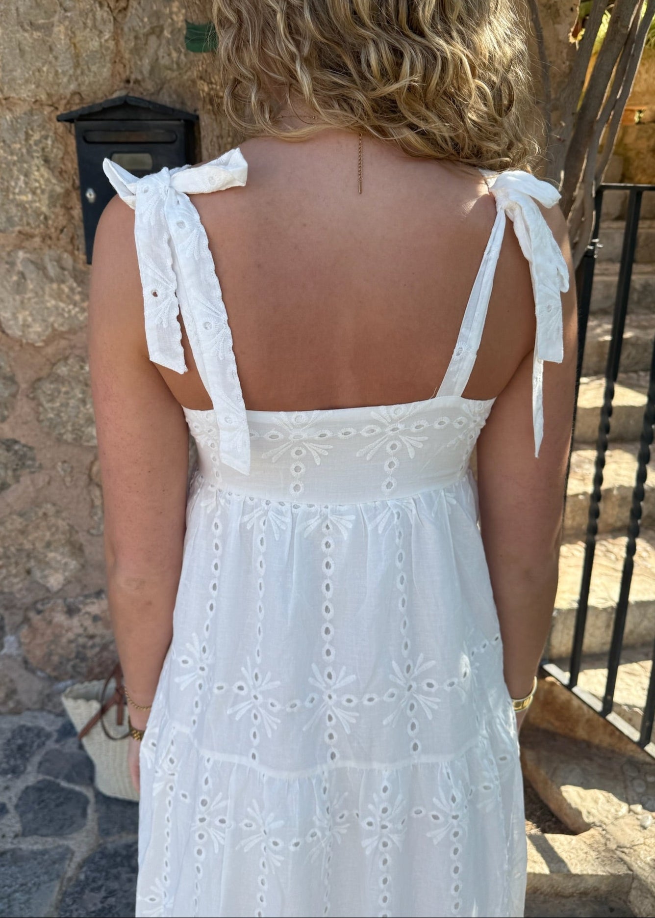 Broderet Maxi Kjole - Hvid - ByStenholt.dk