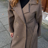 Isabel Lang Frakke - Mørkebrun - ByStenholt.dk