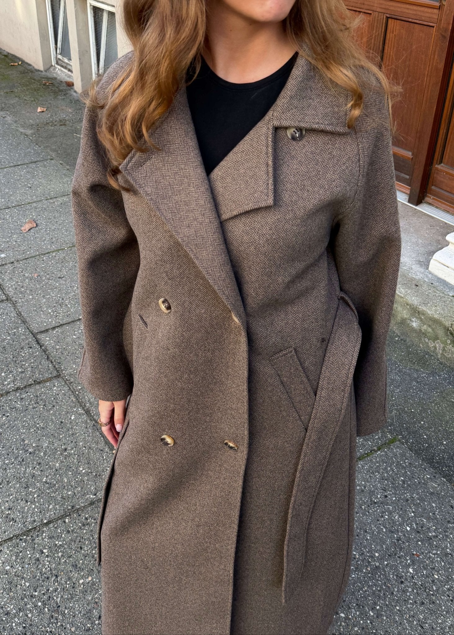 Isabel Lang Frakke - Mørkebrun - ByStenholt.dk