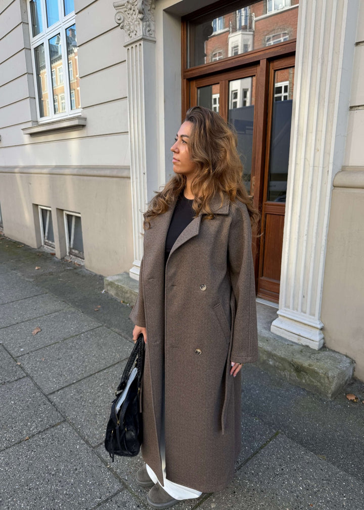 Isabel Lang Frakke - Mørkebrun - ByStenholt.dk