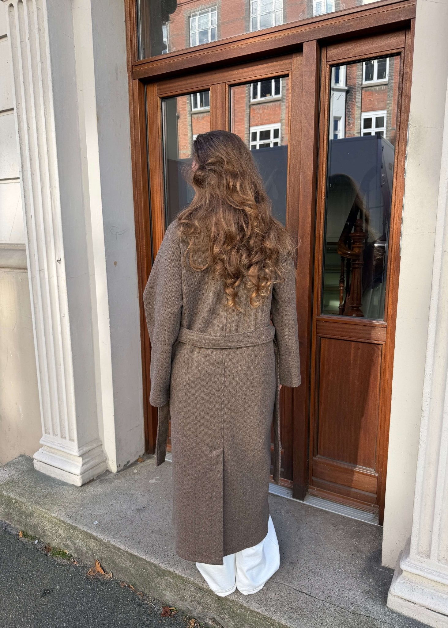 Isabel Lang Frakke - Mørkebrun - ByStenholt.dk