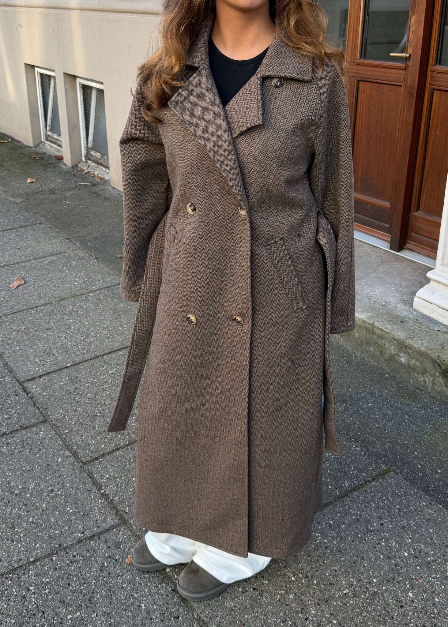 Isabel Lang Frakke - Mørkebrun - ByStenholt.dk