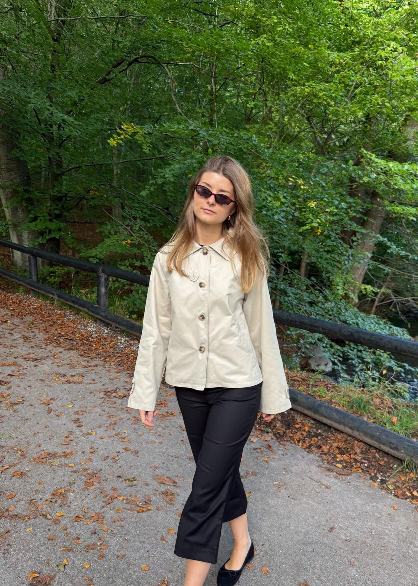 Klassisk Kort Trenchcoat - Beige - ByStenholt.dk