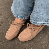 Sila Sejlersko - Suede Taupe - ByStenholt.dk