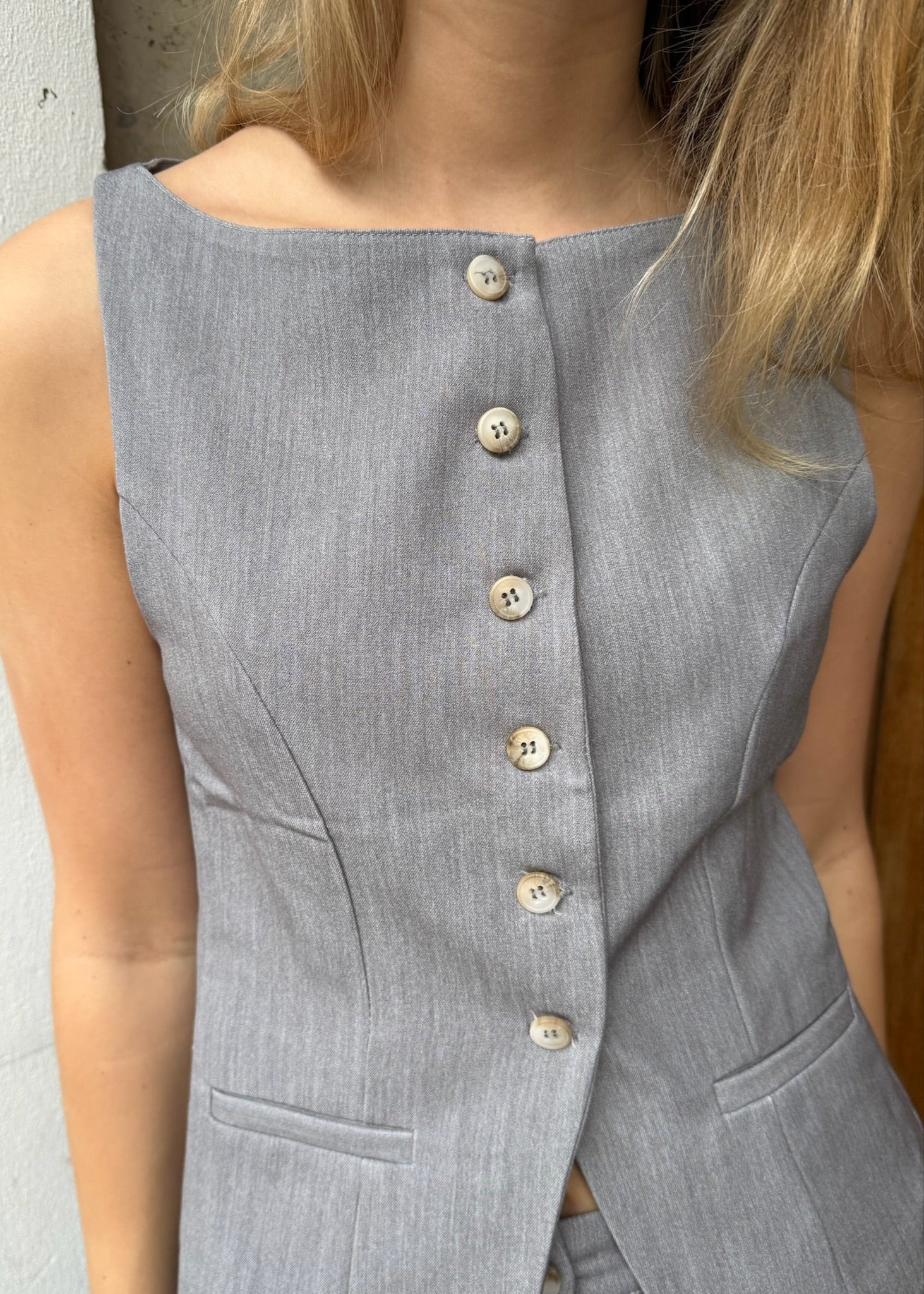 Sira Sæt (Vest + Habitbukser) - Lysegrå - ByStenholt.dk