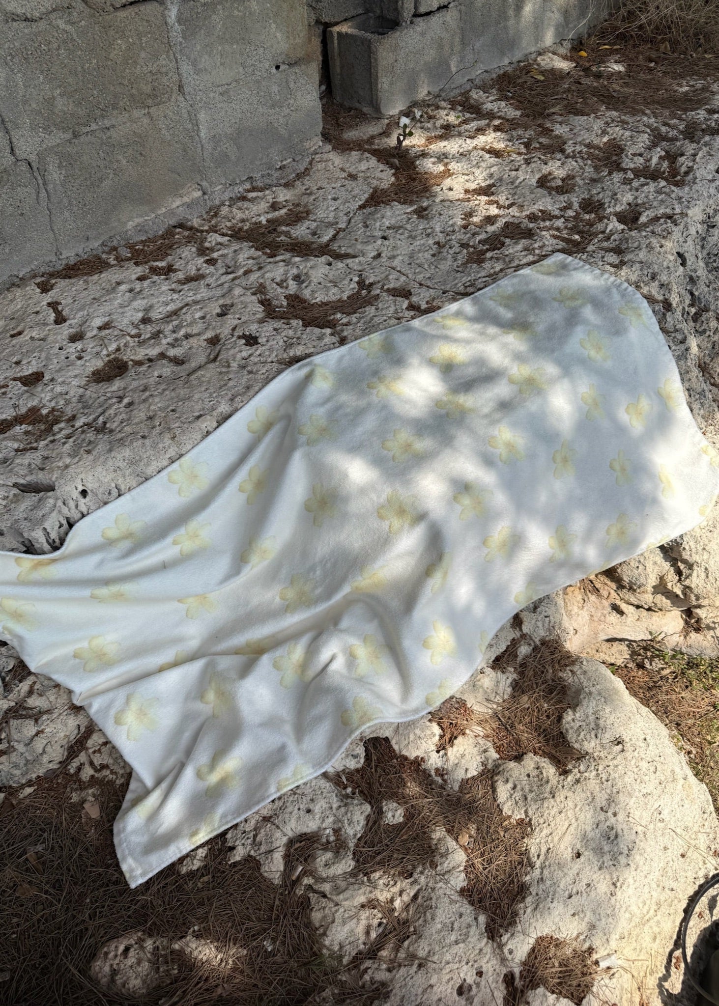 Strandhåndklæde - Blomstret Gul - ByStenholt.dk