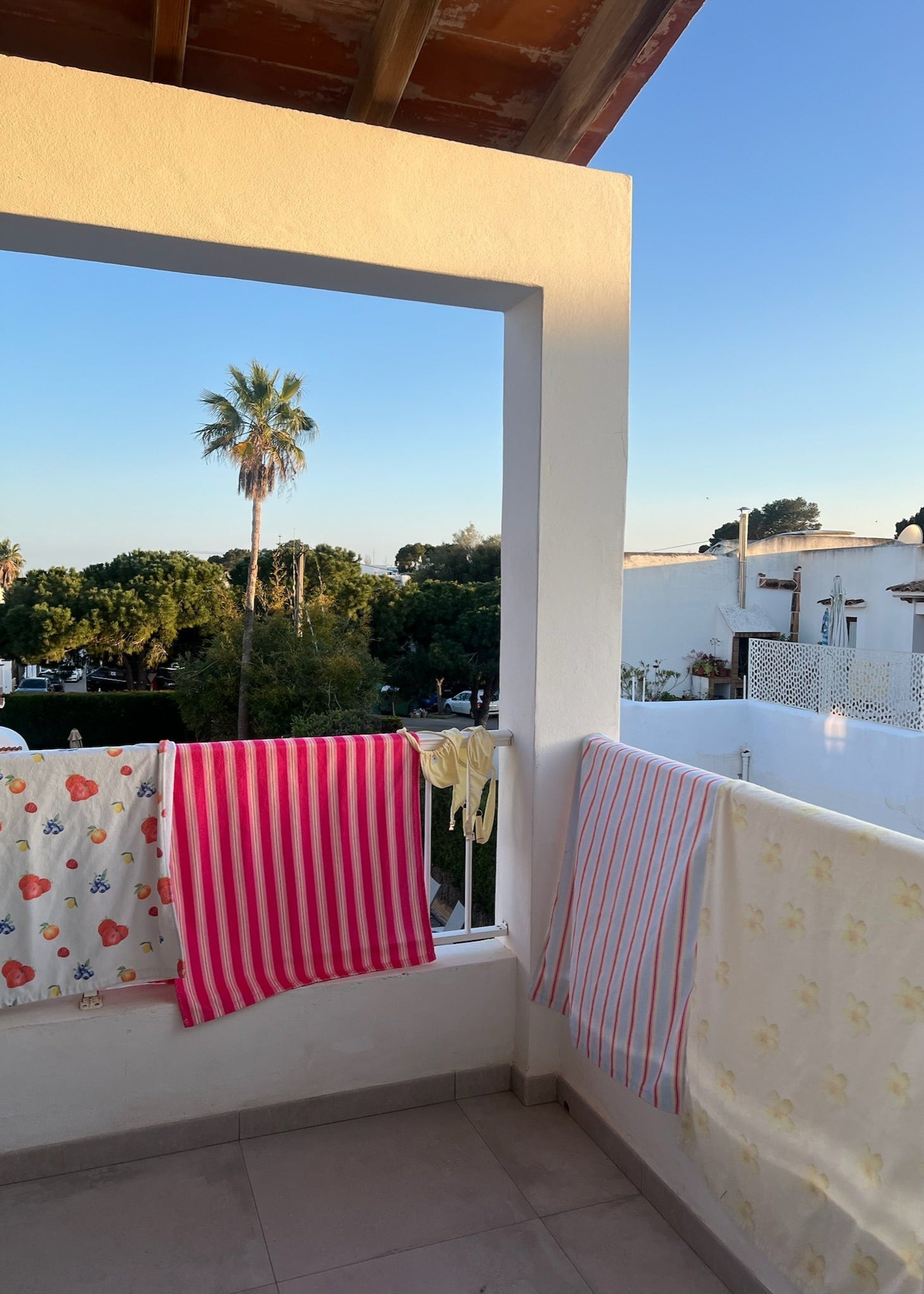 Strandhåndklæde - Blomstret Gul - ByStenholt.dk