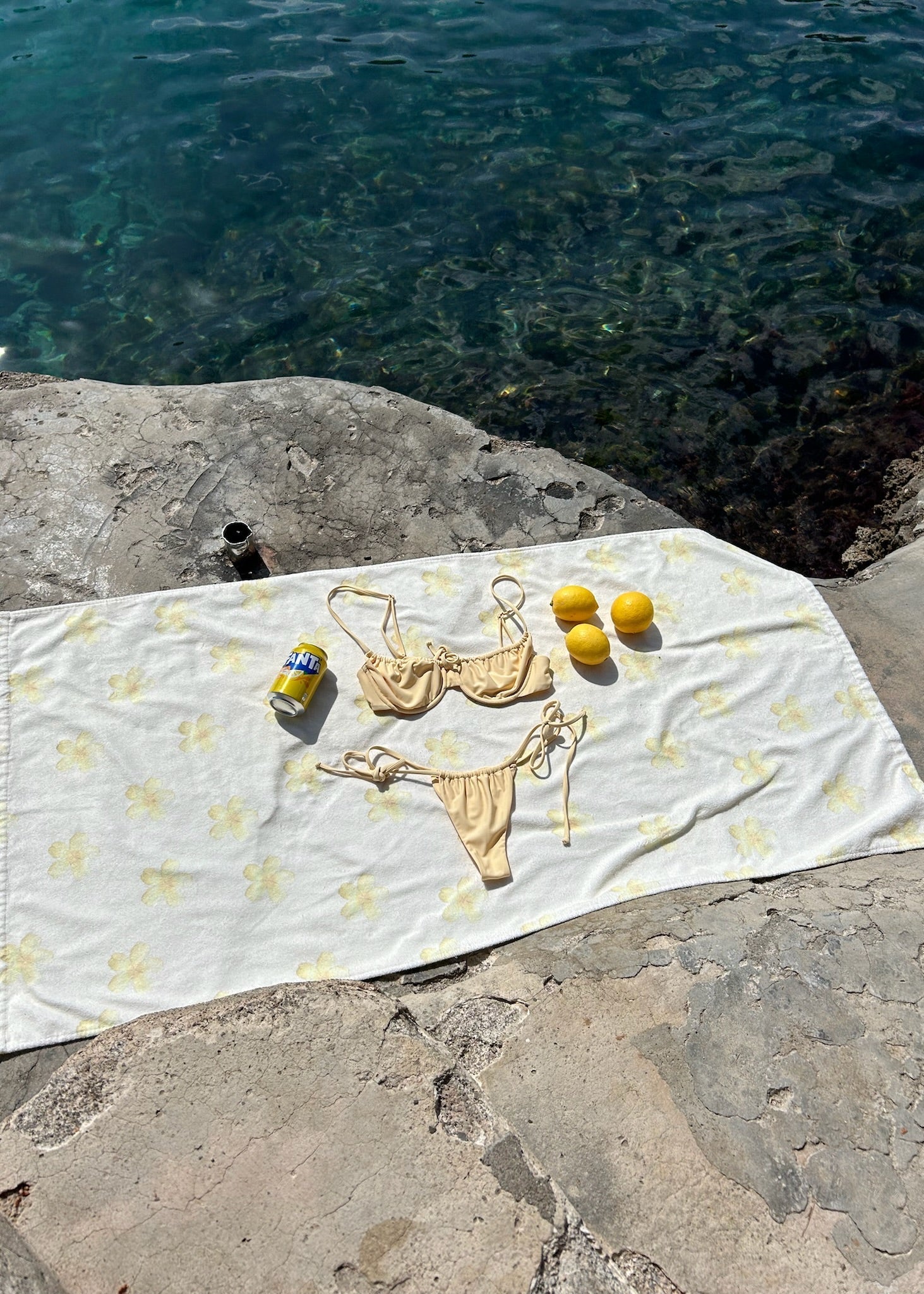 Strandhåndklæde - Blomstret Gul - ByStenholt.dk