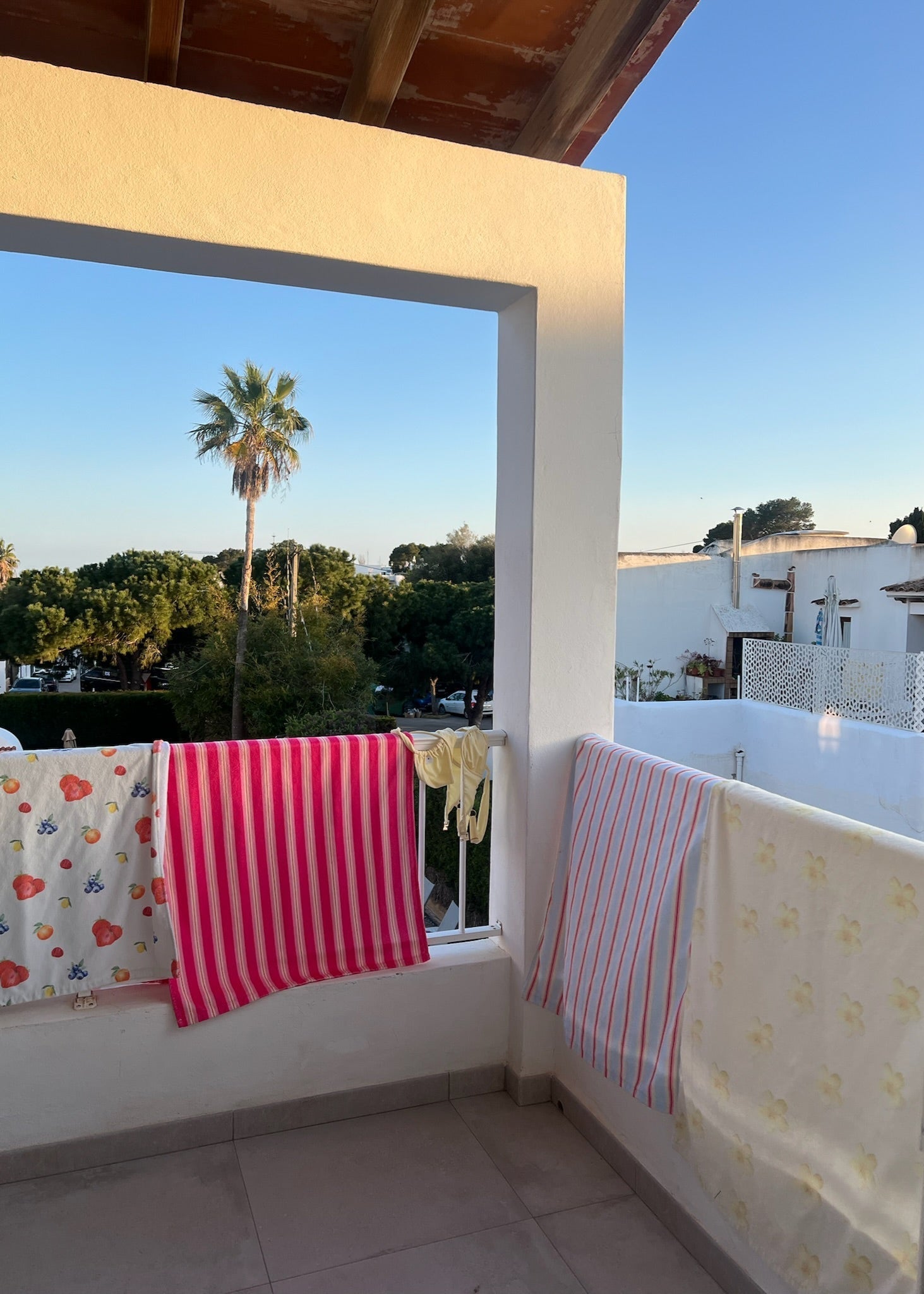 Strandhåndklæde - Stribet Lyserød - ByStenholt.dk